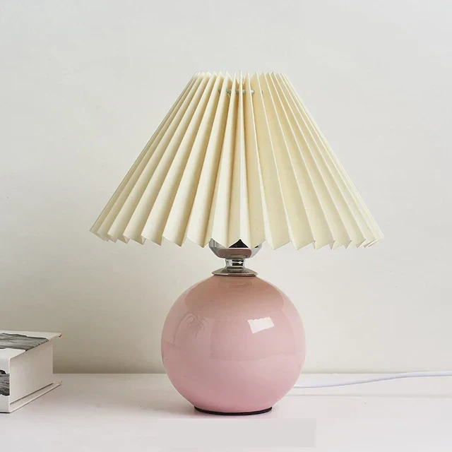 Vintage Bordlampe med Plisseret Skærm – Nostalgisk Hyggebelysning