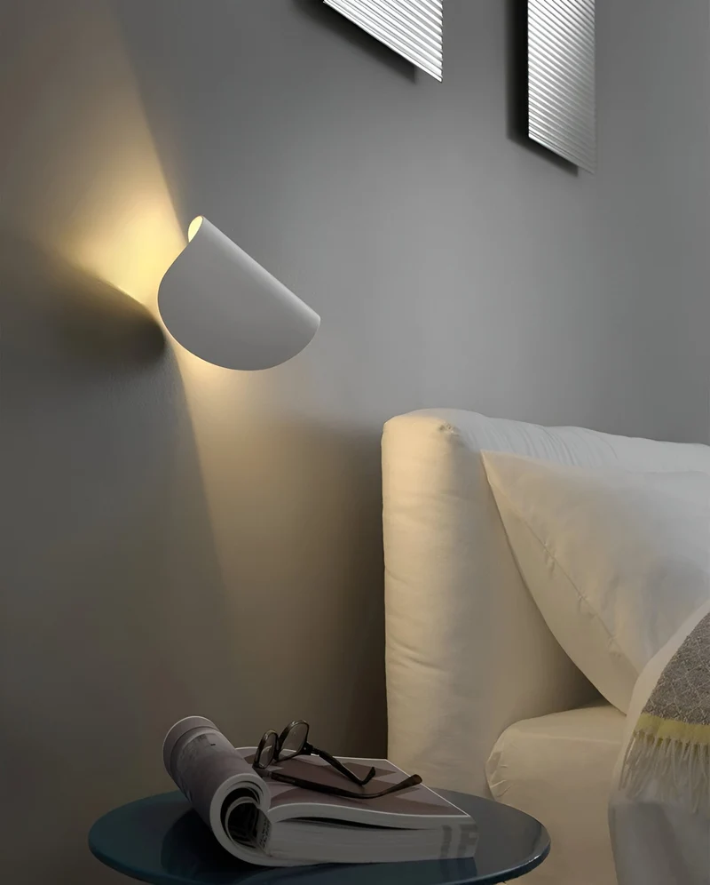 Drejbar Væglampe i Kurvet Design - Optimal Belysning