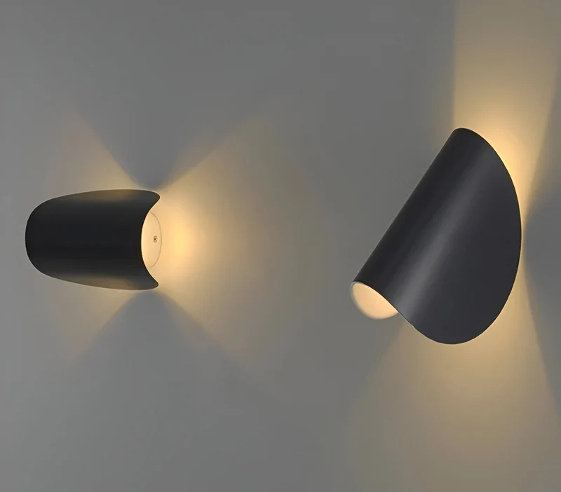 Drejbar Væglampe i Kurvet Design - Optimal Belysning