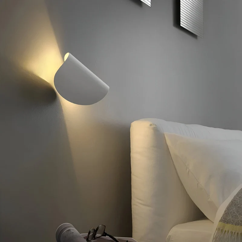 Drejbar Væglampe i Kurvet Design - Optimal Belysning