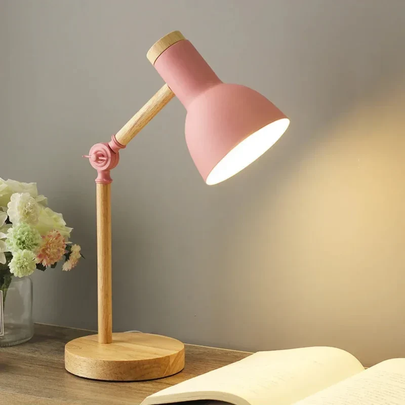 Justerbar Skrivebordslampe i Træ - Stilren og Funktionel Belysning