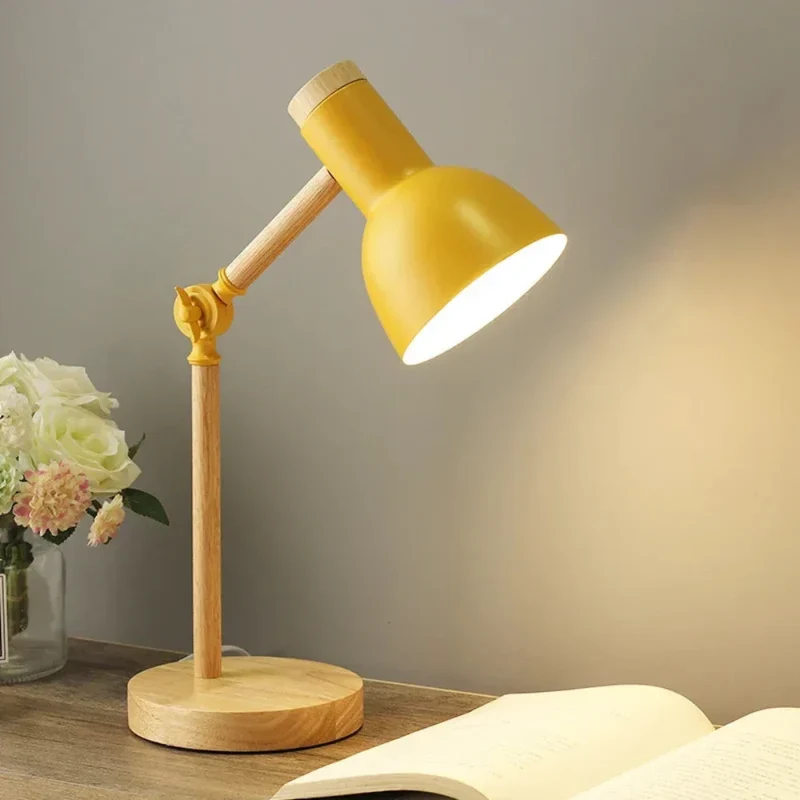 Justerbar Skrivebordslampe i Træ - Stilren og Funktionel Belysning