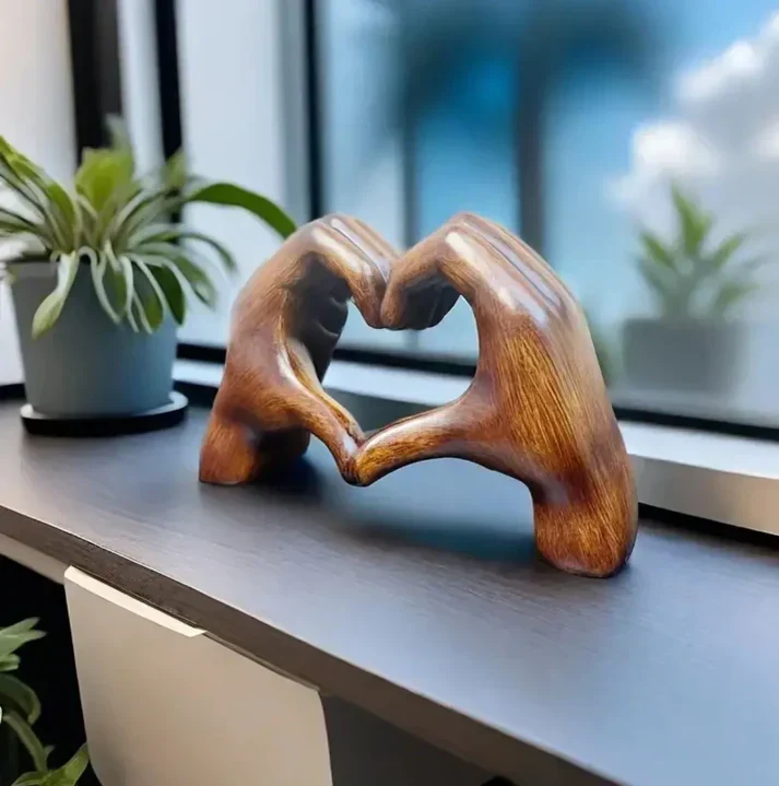Håndlavet Hjerteformet Skulptur i Træ | Unik Hjemmedekoration