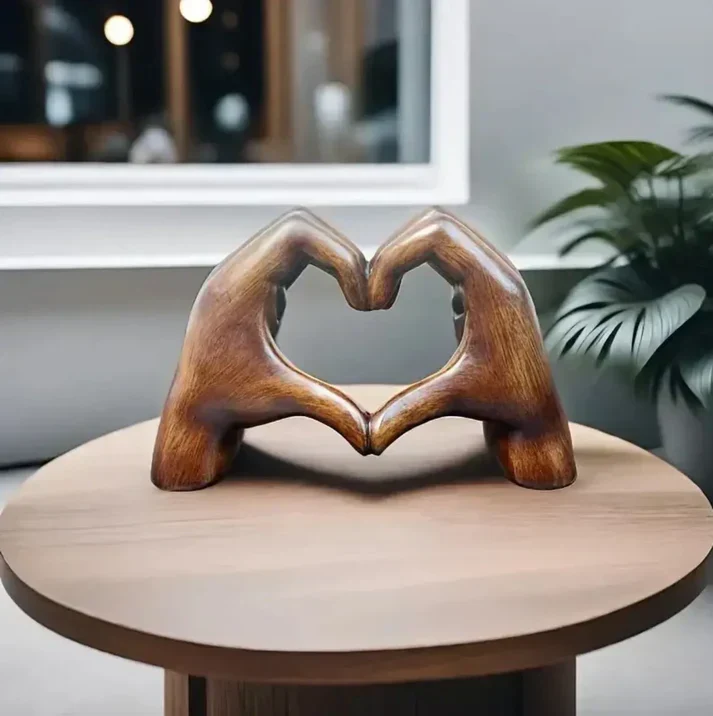 Håndlavet Hjerteformet Skulptur i Træ | Unik Hjemmedekoration