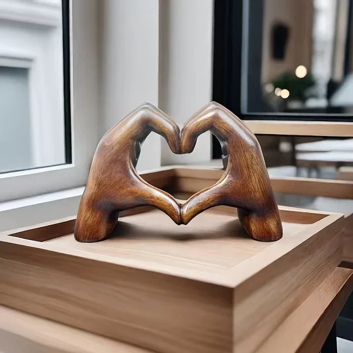 Håndlavet Hjerteformet Skulptur i Træ | Unik Hjemmedekoration