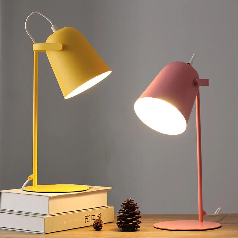 Moderne Bordlampe i Jern med Blødt Lys og Farverigt Design