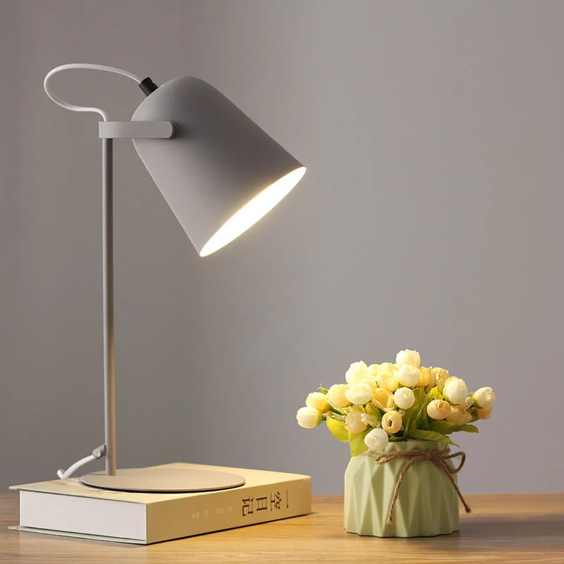 Moderne Bordlampe i Jern med Blødt Lys og Farverigt Design