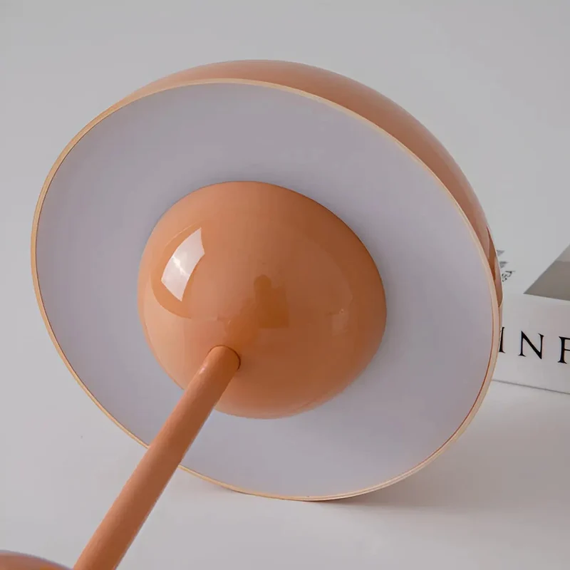 Elegant Skandinavisk Bordlampe med Justerbart Lys