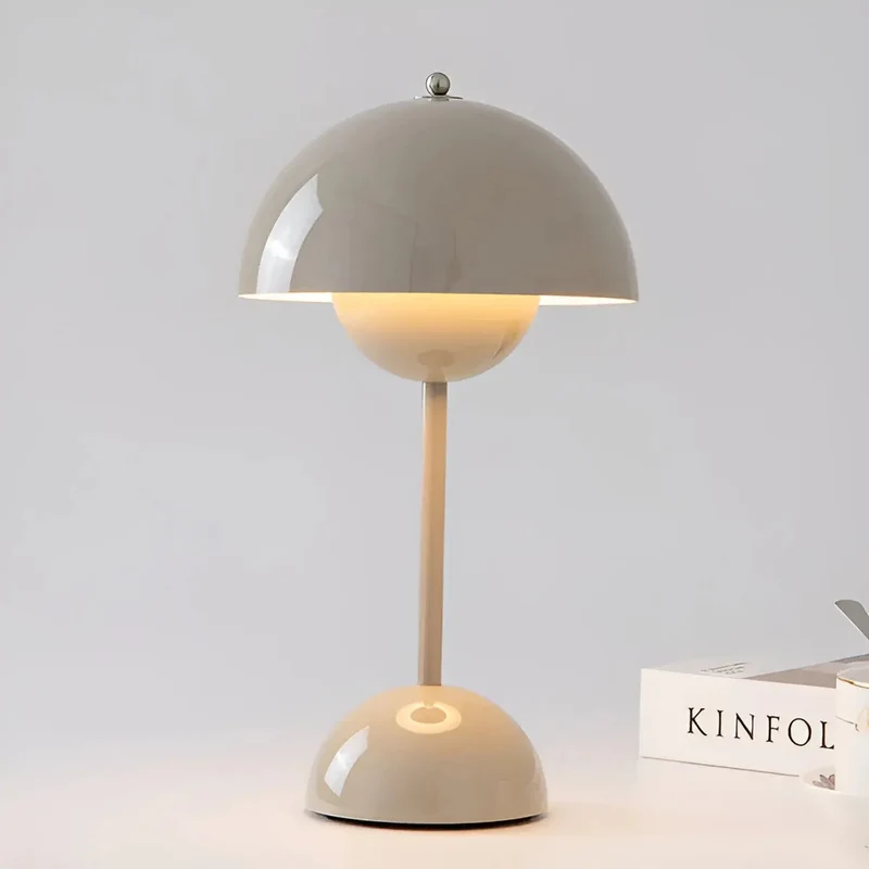 Elegant Skandinavisk Bordlampe med Justerbart Lys