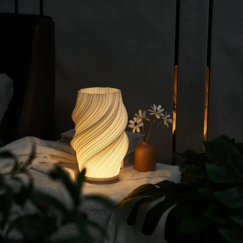 Skulpturel LED Bordlampe med Justerbar Lysstyrke & USB
