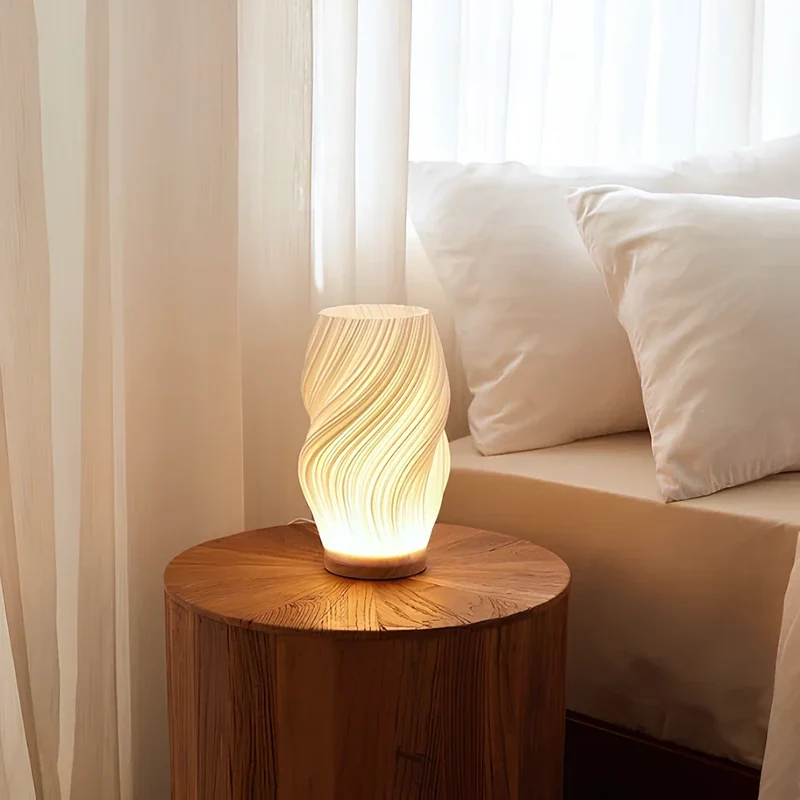 Skulpturel LED Bordlampe med Justerbar Lysstyrke & USB