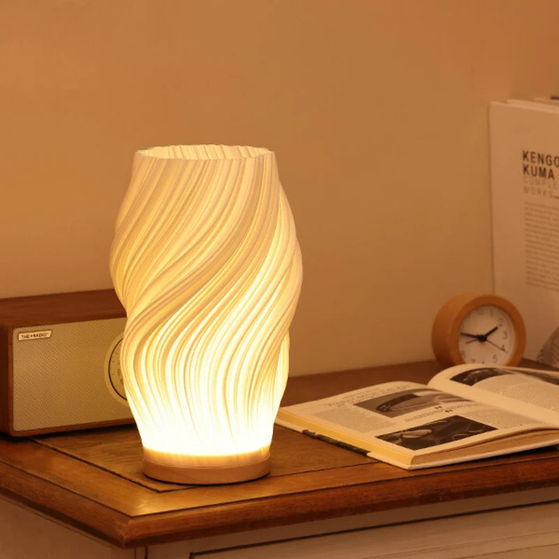 Skulpturel LED Bordlampe med Justerbar Lysstyrke & USB