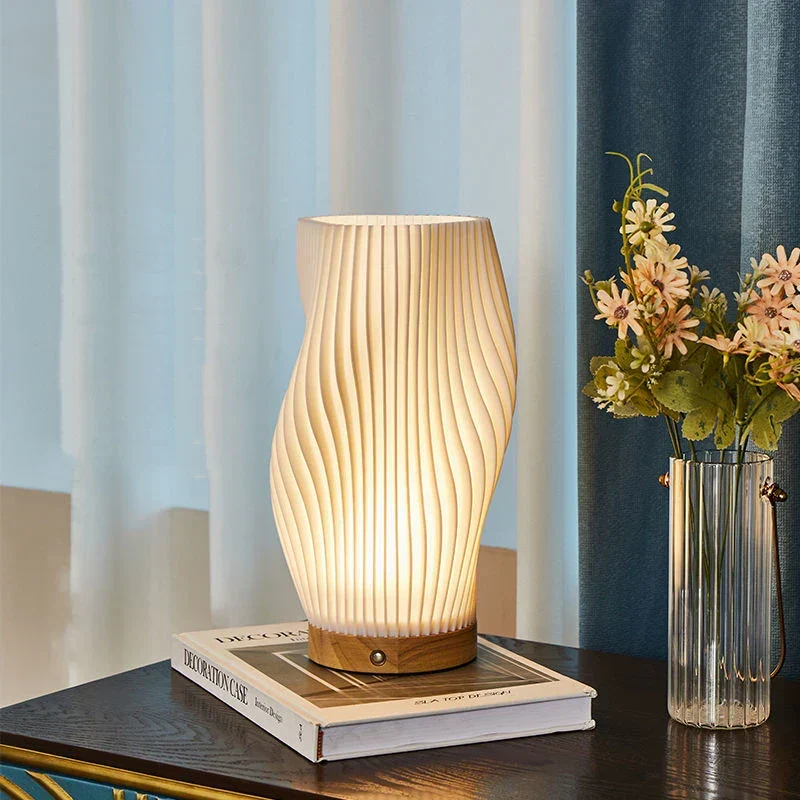 Skulpturel LED Bordlampe med Justerbar Lysstyrke & USB