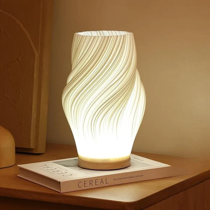 Moderne Bordlampe med Dæmpbart Lys og Skulpturel Elegance
