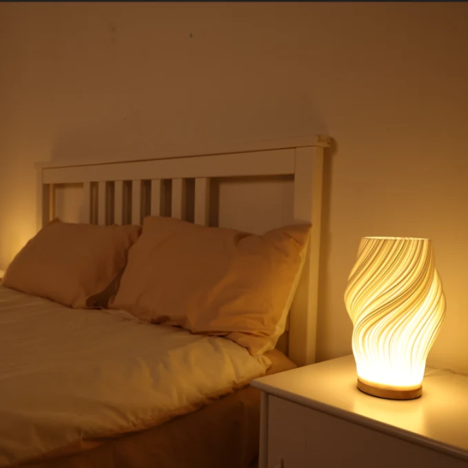 Moderne Bordlampe med Dæmpbart Lys og Skulpturel Elegance