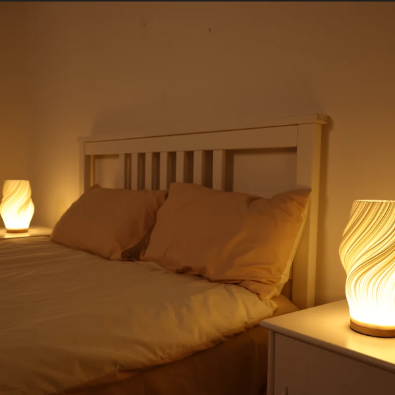 Moderne Bordlampe med Dæmpbart Lys og Skulpturel Elegance
