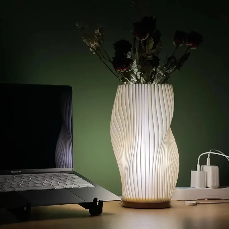 Moderne Bordlampe med Dæmpbart Lys og Skulpturel Elegance
