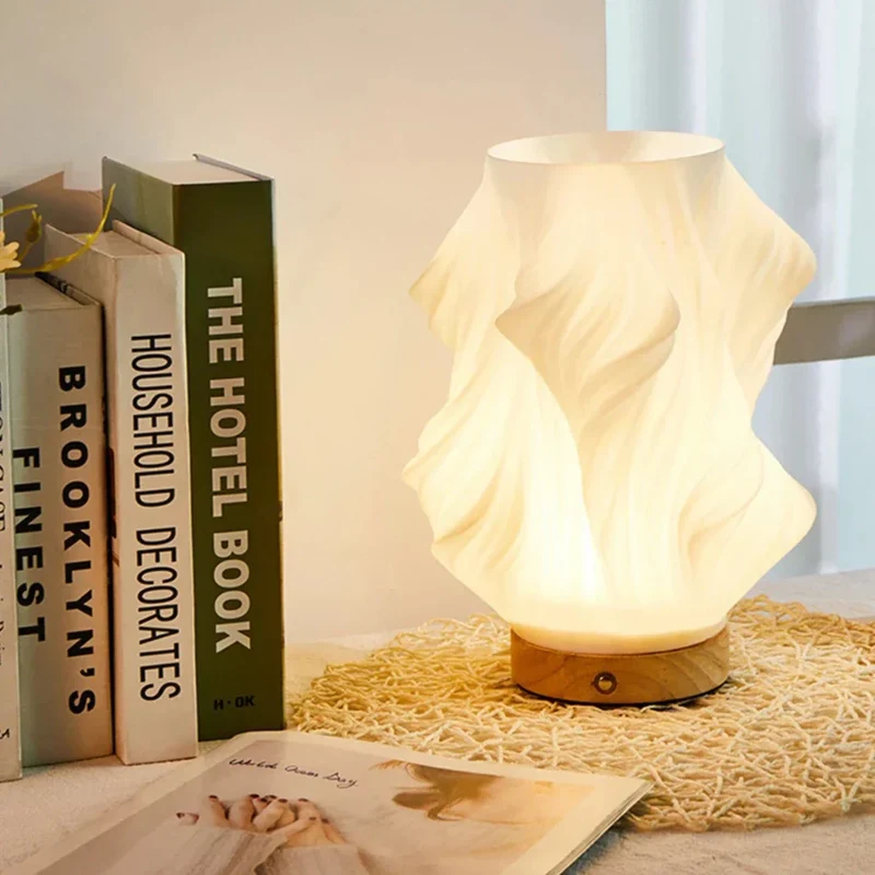 Moderne Bordlampe med Dæmpbart Lys og Skulpturel Elegance
