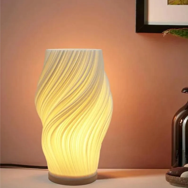Moderne Bordlampe med Dæmpbart Lys og Skulpturel Elegance