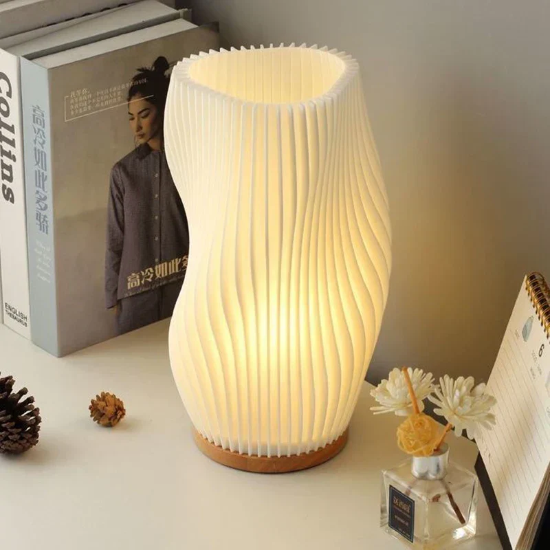 Moderne Bordlampe med Dæmpbart Lys og Skulpturel Elegance