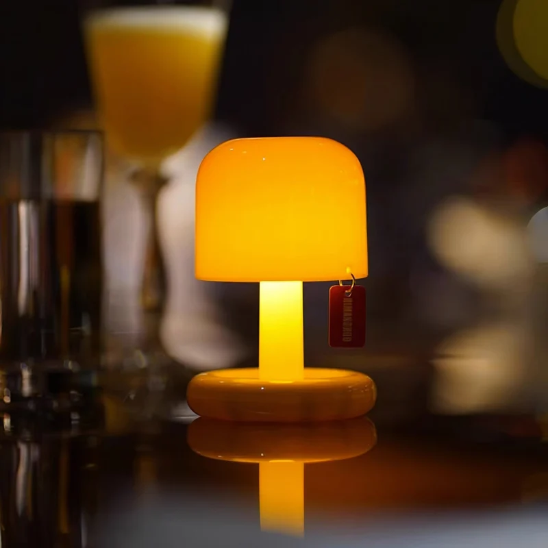 Kompakt LED Bordlampe med Batteri – Bærbar og Stilfuld Belysning