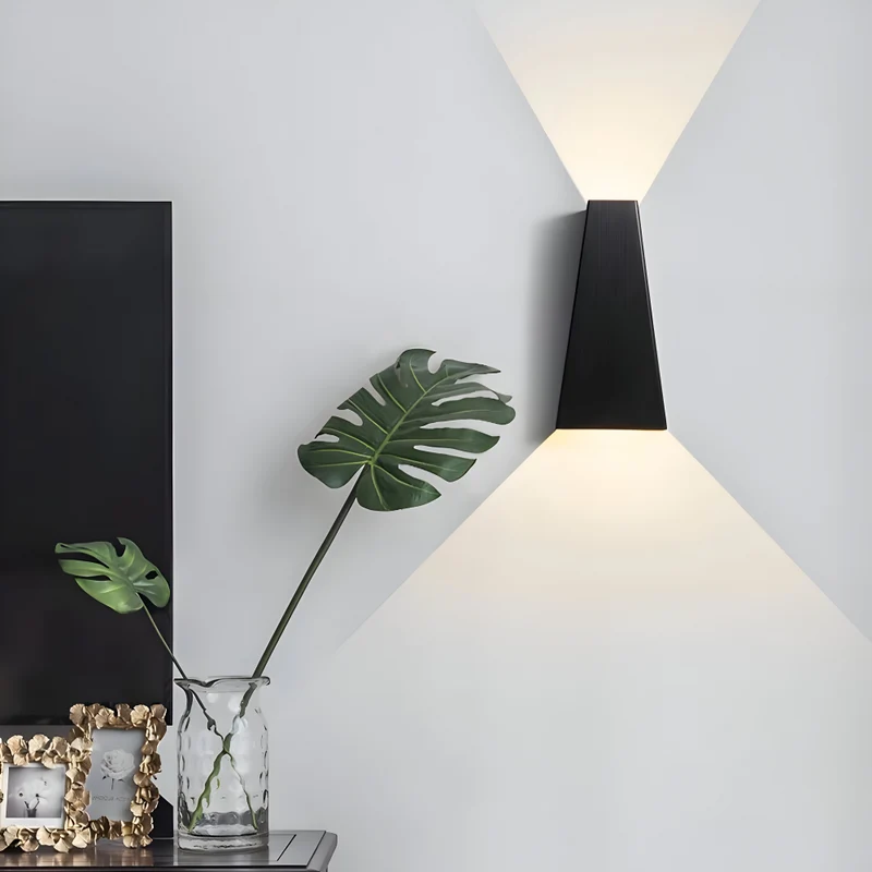 Elegant LED Væglampe - Minimalistisk Design med Op- og Nedlys