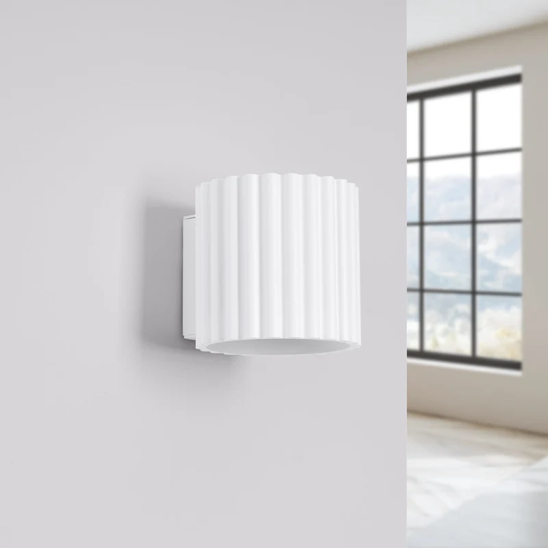 Moderne Hvid Væglampe med Flutes Design - Elegant Belysning