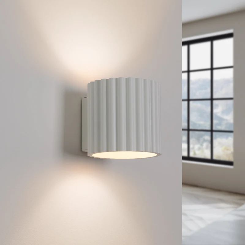 Moderne Hvid Væglampe med Flutes Design - Elegant Belysning