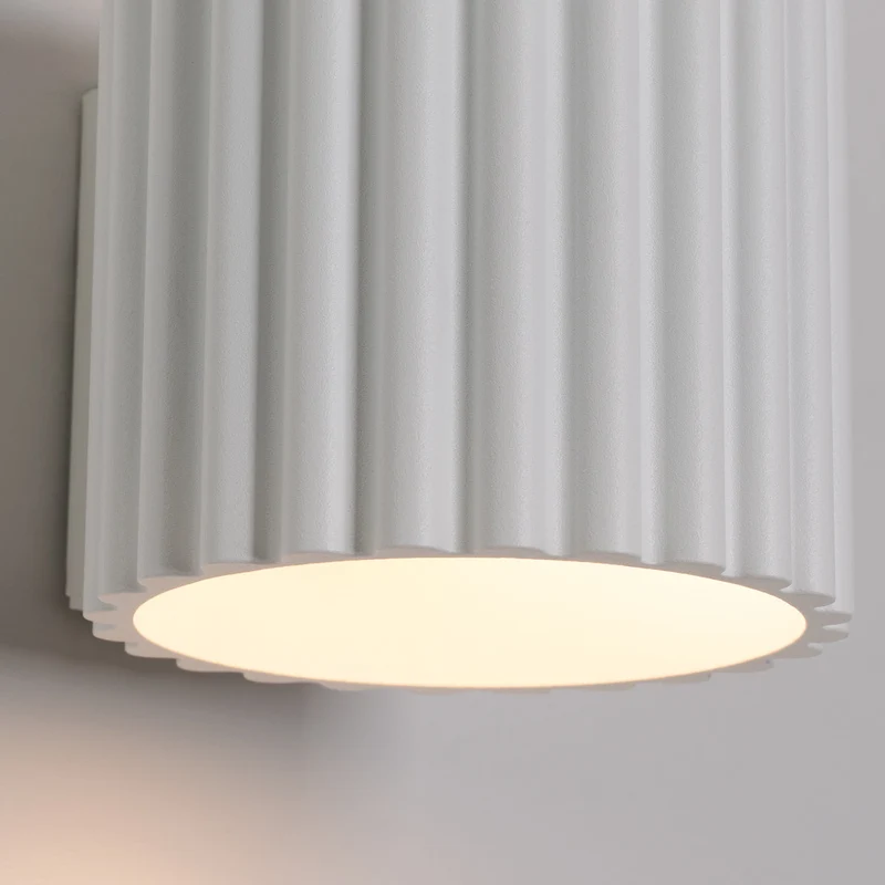 Moderne Hvid Væglampe med Flutes Design - Elegant Belysning