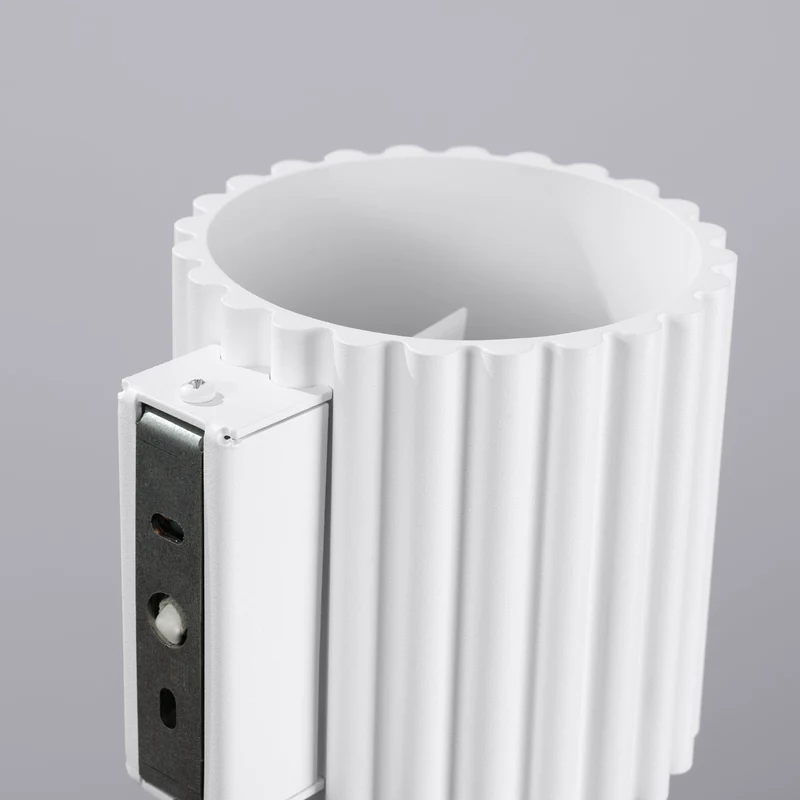 Moderne Hvid Væglampe med Flutes Design - Elegant Belysning