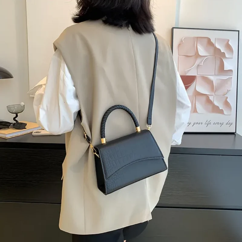 Elegant Damehåndtaske med Justerbar Rem og Magnetlukning
