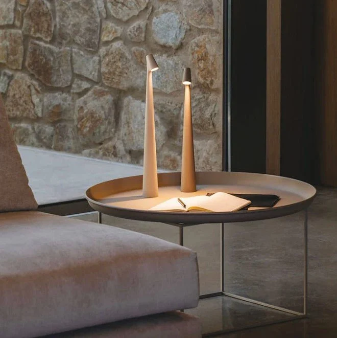 Trådløs LED-lampe med minimalistisk design og touch-funktion