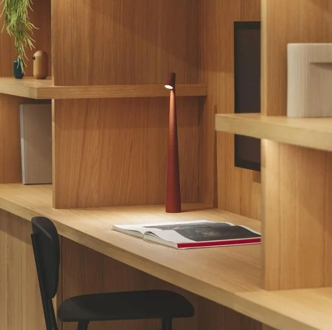 Trådløs LED-lampe med minimalistisk design og touch-funktion