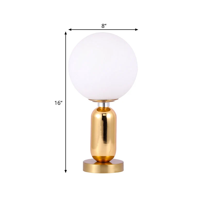 Moderne Glaskugle Lampe med Gyldent Metalbase – Stilfuld Belysning