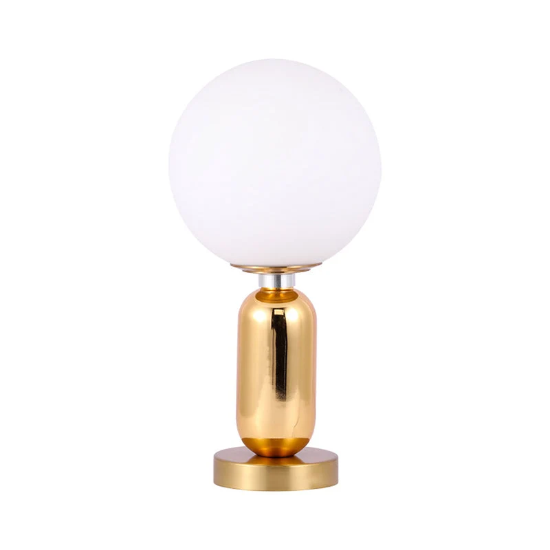 Moderne Glaskugle Lampe med Gyldent Metalbase – Stilfuld Belysning