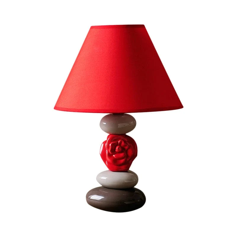 Elegant Bordlampe med Konisk Stofskærm til Moderne Indretning