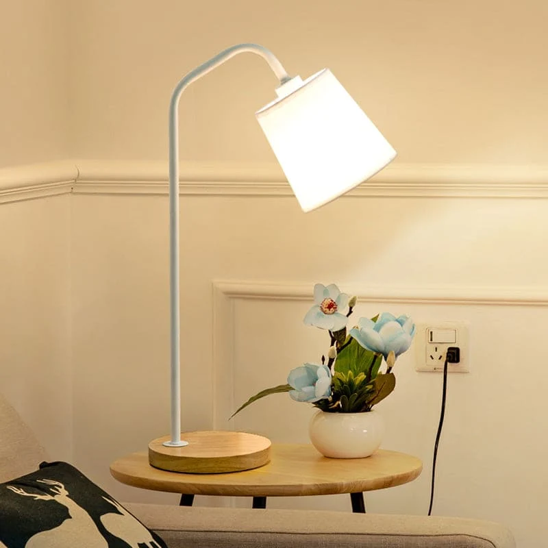 Stilfuld Kegleformet Bordlampe med Blidt Lys