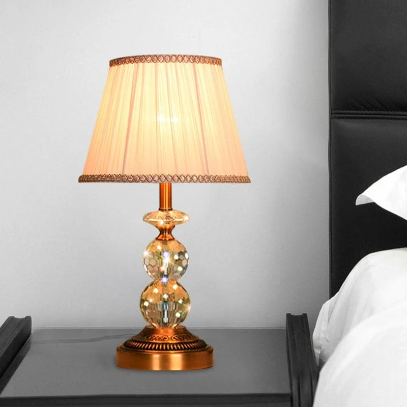 Elegant Bordlampe i Krystal med Moderne Kegleform