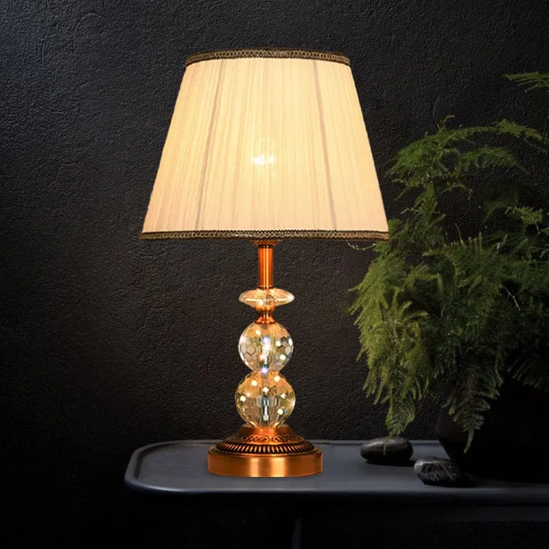 Elegant Bordlampe i Krystal med Moderne Kegleform