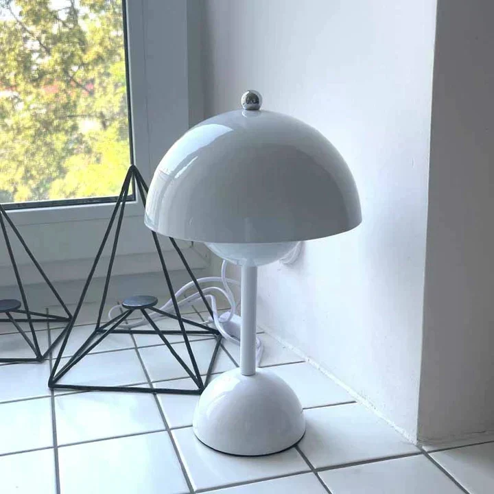 Nordisk Bordlampe med Justerbar LED - Elegant og Funktionel