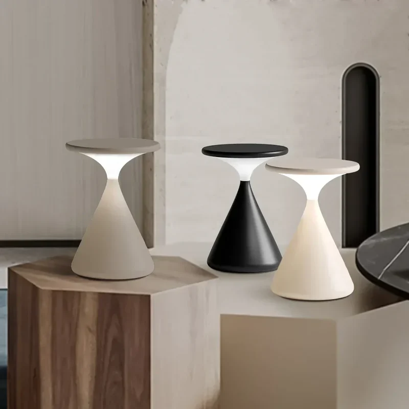 Trådløs LED Bordlampe - Stilrent Design med Justerbart Lys