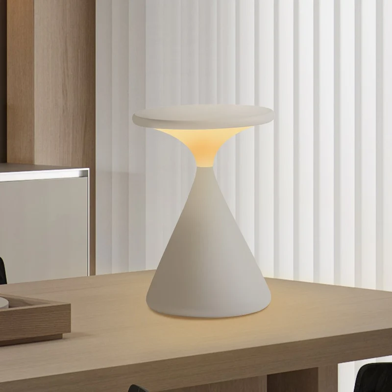 Trådløs LED Bordlampe - Stilrent Design med Justerbart Lys