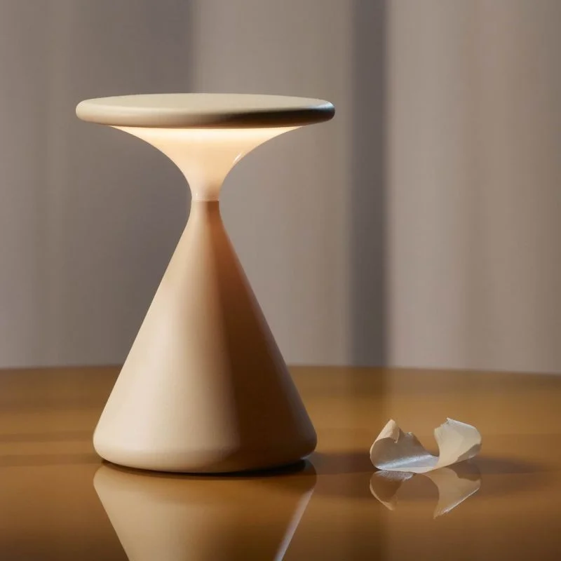 Trådløs LED Bordlampe - Stilrent Design med Justerbart Lys