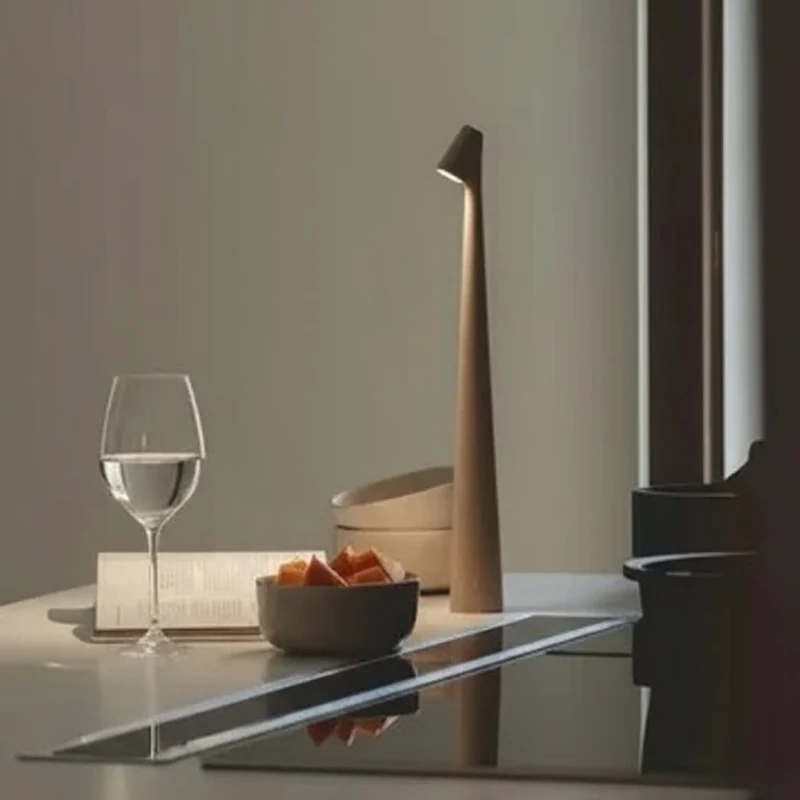 Dæmpbar Nordisk LED Bordlampe med Trådløs Komfort