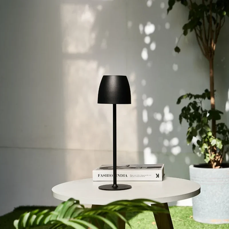 Trådløs LED Bordlampe i Metal – Vandtæt & Justerbar