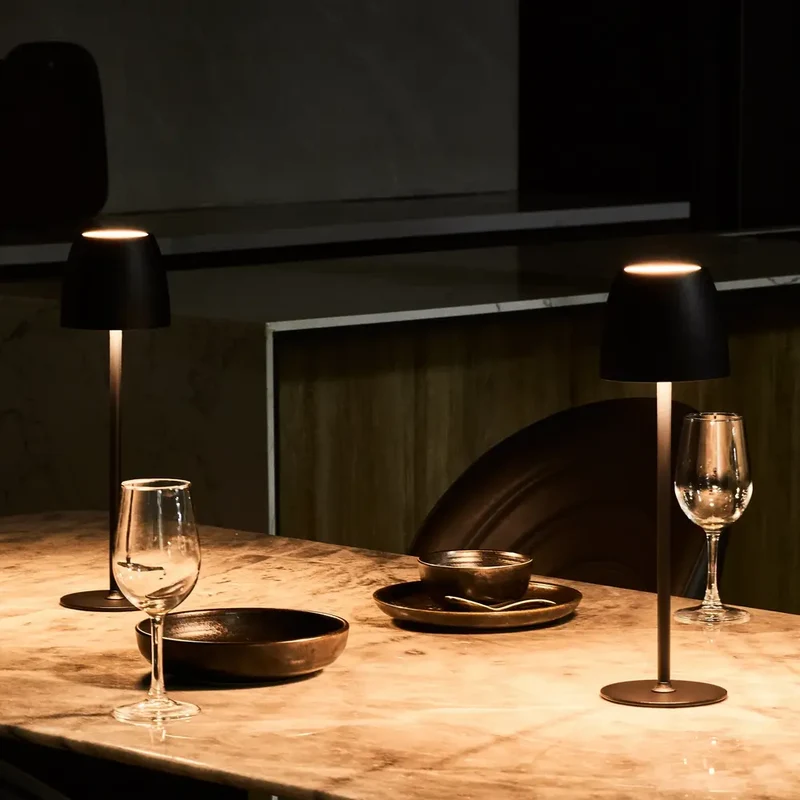Trådløs LED Bordlampe i Metal – Vandtæt & Justerbar