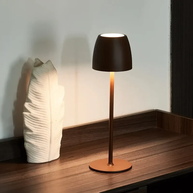 Trådløs LED Bordlampe i Metal – Vandtæt & Justerbar