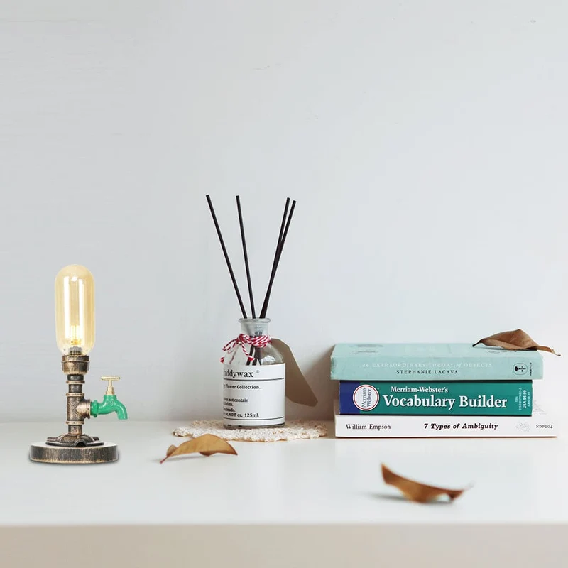 Moderne Industriel Bordlampe med Holdbart Metalrørdesign