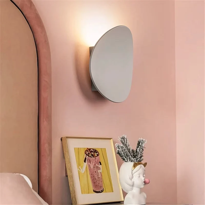Elegant Væglampe i Bølgende Design – Minimalistisk og Moderne