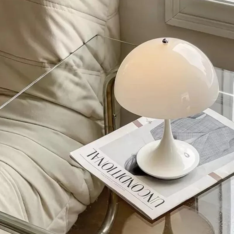 Elegant LED Bordlampe med Justerbar Lysstyrke og Genopladelig